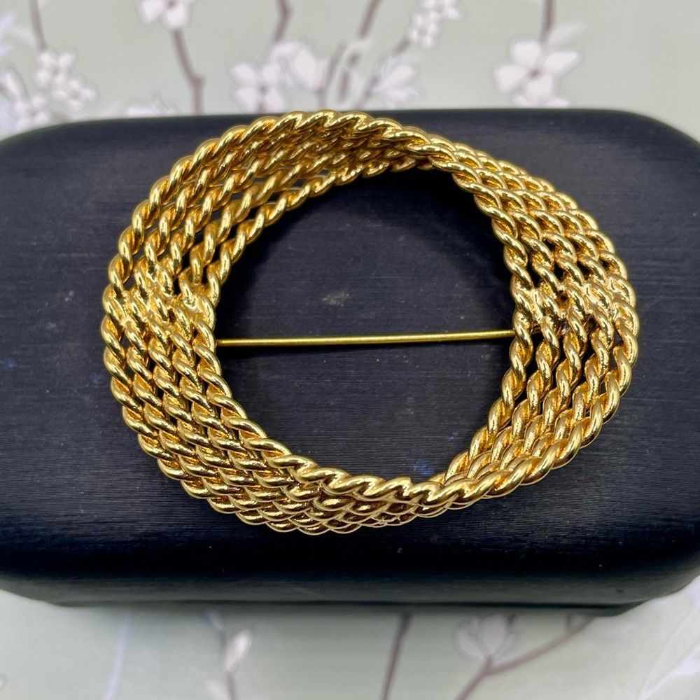 Vintage Signed Monet Gold Tone Twisted Rope Oval Brooch Pin